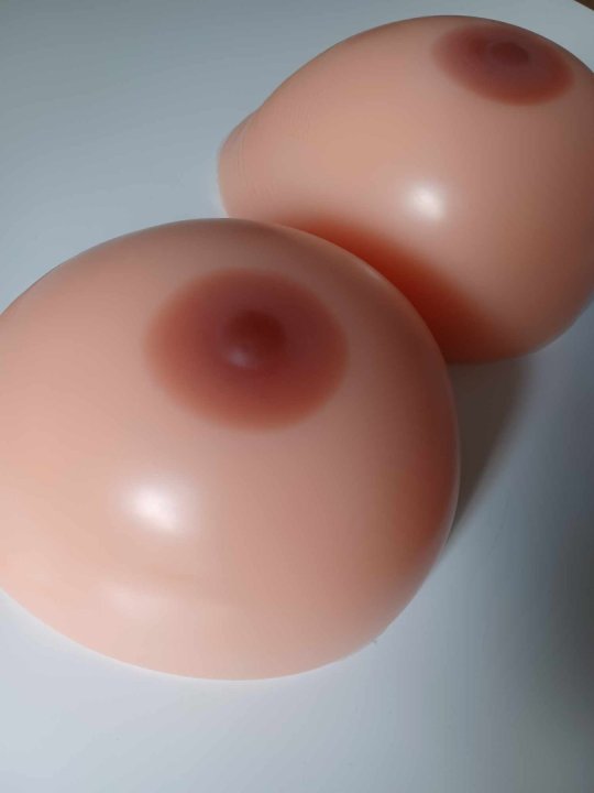 Brystproteser i ren silicone og dejlige bløde oval facon. 5000 gr. pr. par. PÅ LAGER