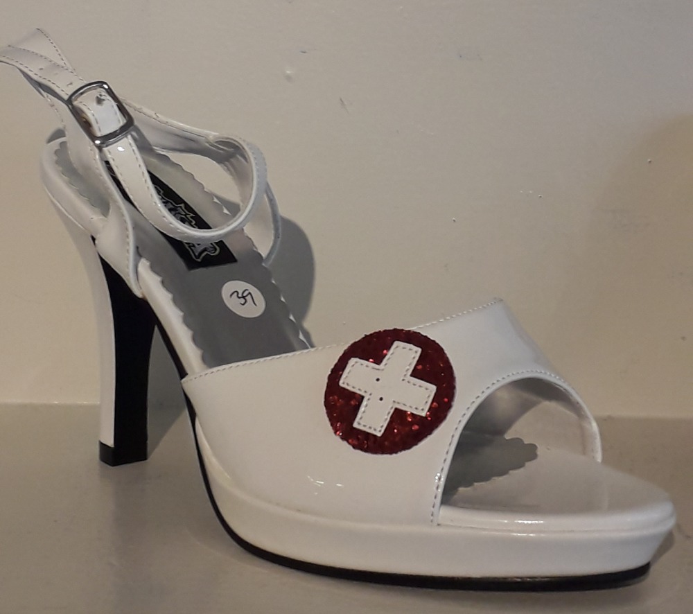 Sandal. Hvid lak sygeplejerske logo. Logo kan tages af.. 10 cm hæl. Str. og
