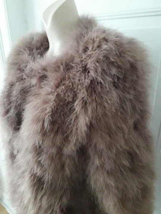 Pelsjakke. Østrisk pels i gammelrosa.  Str.medium 38. NEDSAT pga. brug ved foto og en pelsbane er løs. Kan syes fast uden problemer