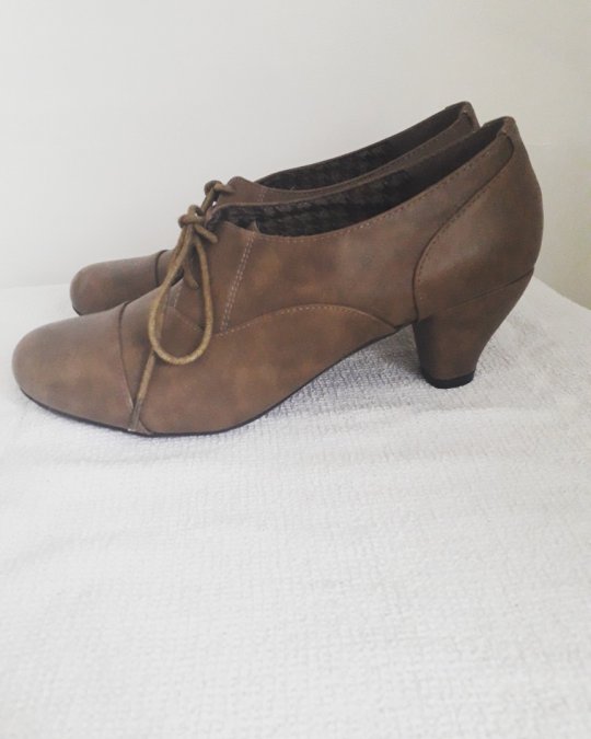 Sko i brun læderlook med snørre foran og lav bred hæl der er let at gå med.  Str.43