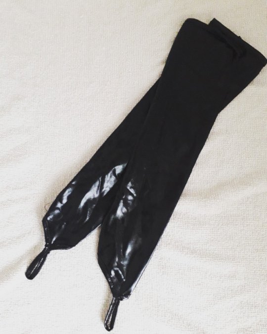 Handsker i sort wetlook med stræk. One size. 