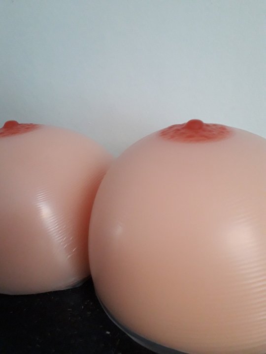 Brystproteser i super store med en vægt på 3-9 kg for et par.  BESTILLES HJEM!