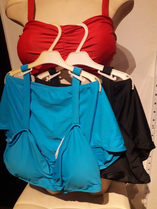 Bikini. 2 dele i flere farver. 3XL. Taljemål: 90-110 cm