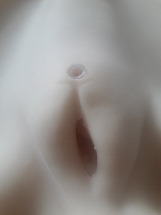 Vagina. Super flot i realistisk look a like hvor du kan tisse og med kanal. Ekstra fyld på hofter og baller. Hul ved anus. Bestillingsvare 