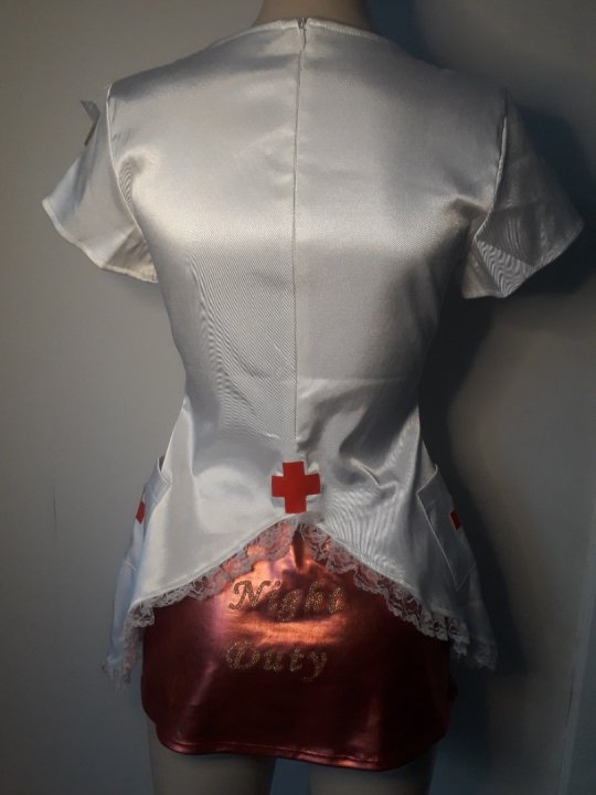 Sygeplejerske. Hvid uniform i stræk i 2 dele. One size i kraftig kvalitet.