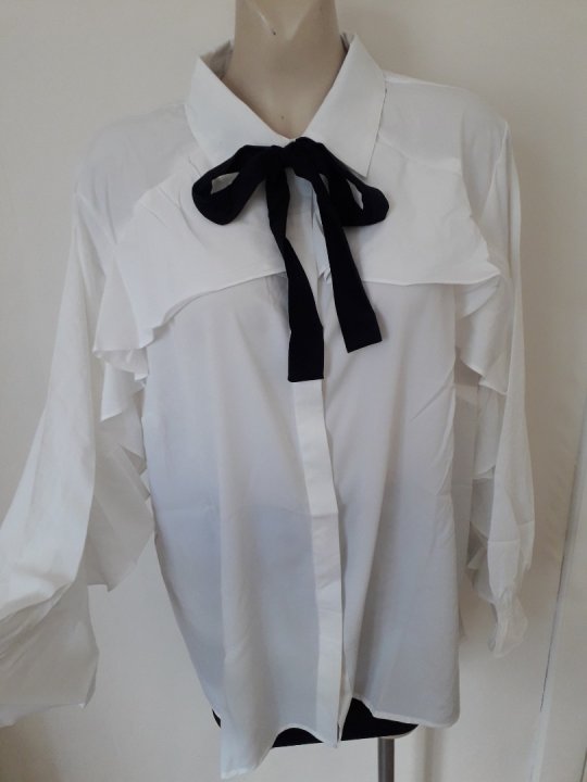 Skjorte. Hvid med sort bånd. Str. 48-52. Brystmål op til 130 cm