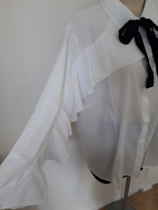 Skjorte. Hvid med sort bånd. Str. 48-52. Brystmål op til 130 cm