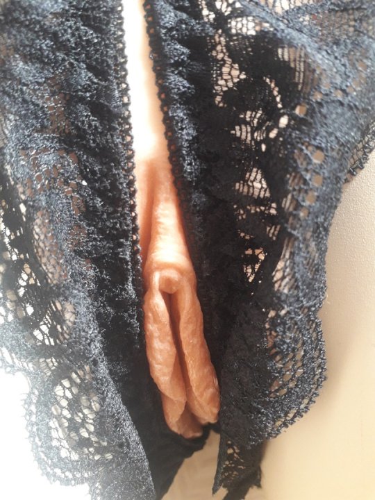 Vagina. Super flot og realistisk look som en medi trusse med formede baller og mulighed for at tisse/bruge vagina One size. Bestillingsvare