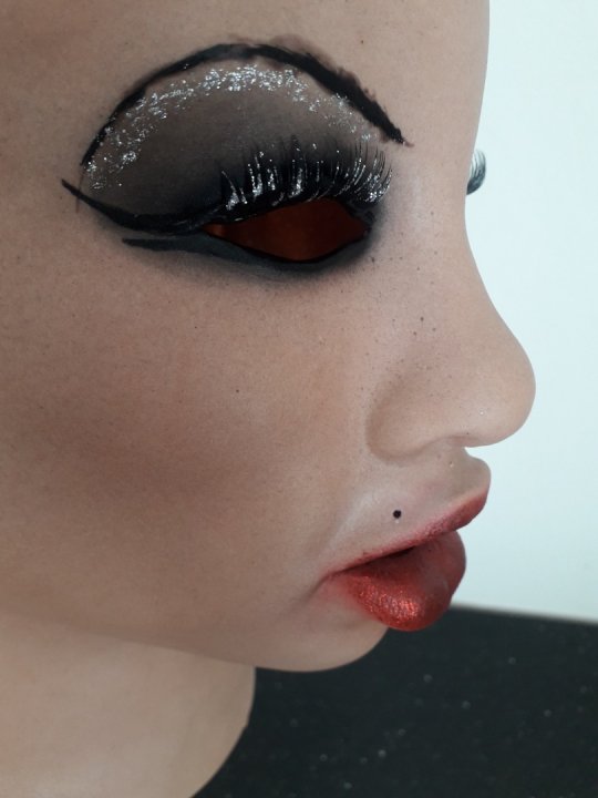 Kvindemaske i latex. Flere typer/modeller kan tages hjem. 