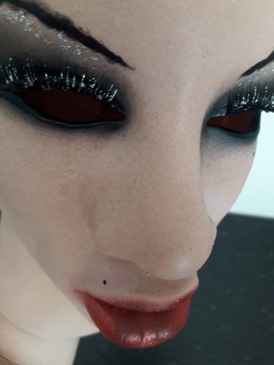 Kvindemaske i latex. Flere typer/modeller kan tages hjem. 