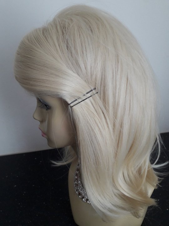 Paryk. Flot blond lysblond paryk med sideskildning og Lacefront for realistisk overgang. Lacefront kanten klippes af inden brug! Kan krølles og glattes.