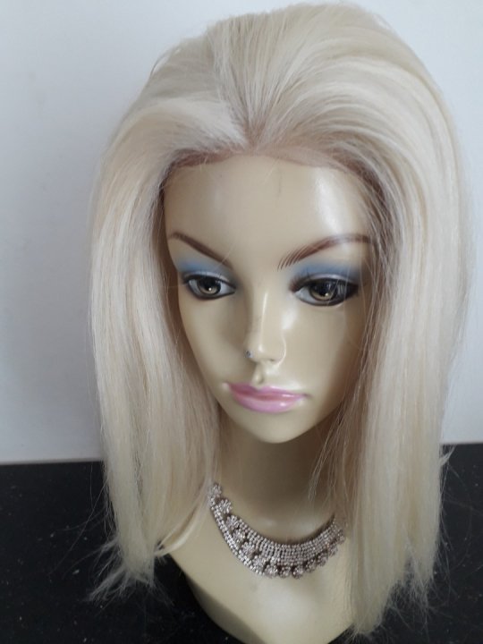 Paryk. Flot blond lysblond paryk med sideskildning og Lacefront for realistisk overgang. Lacefront kanten klippes af inden brug! Kan krølles og glattes.