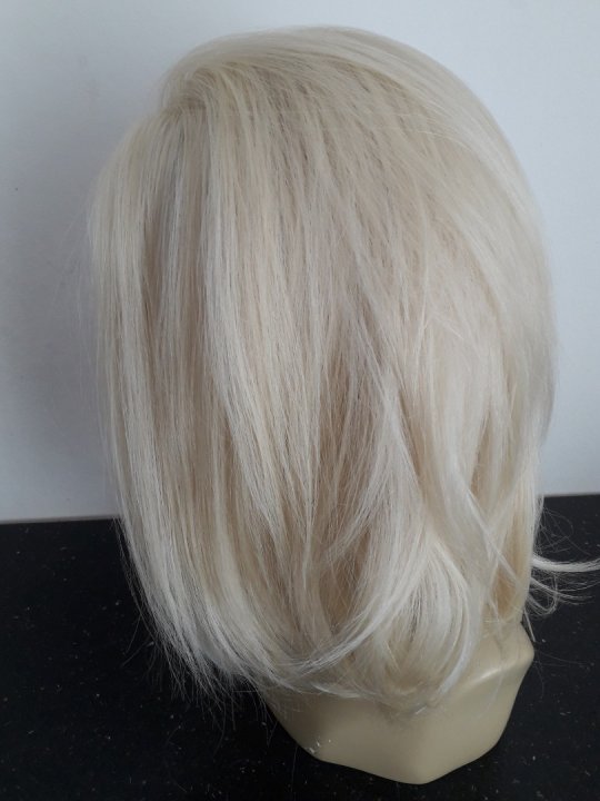 Paryk. Flot blond lysblond paryk med sideskildning og Lacefront for realistisk overgang. Lacefront kanten klippes af inden brug! Kan krølles og glattes.