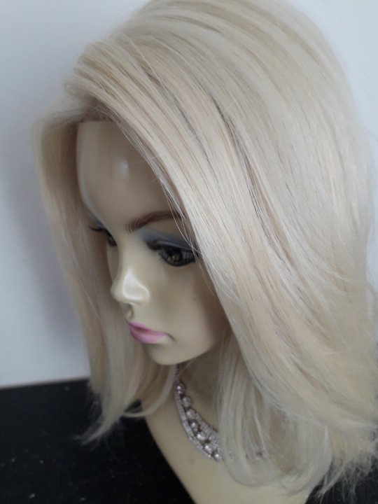 Paryk. Flot blond lysblond paryk med sideskildning og Lacefront for realistisk overgang. Lacefront kanten klippes af inden brug! Kan krølles og glattes.