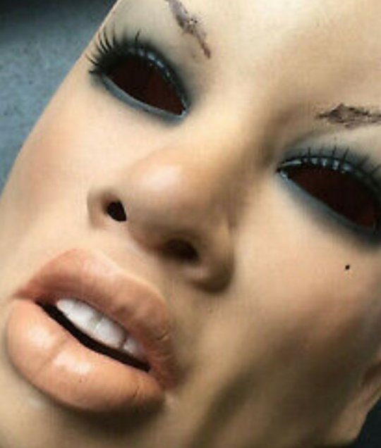 Kvindemaske i latex. Flere typer/modeller kan tages hjem. 