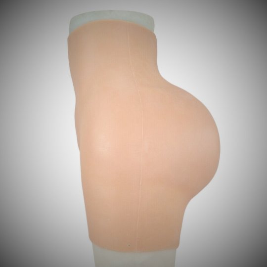Vagina. Super flot i realistisk look a like hvor du kan tisse, med kort ben og ekstra meget fylde på numsen!. Incl. vagina kanal. Bestillingsvare
