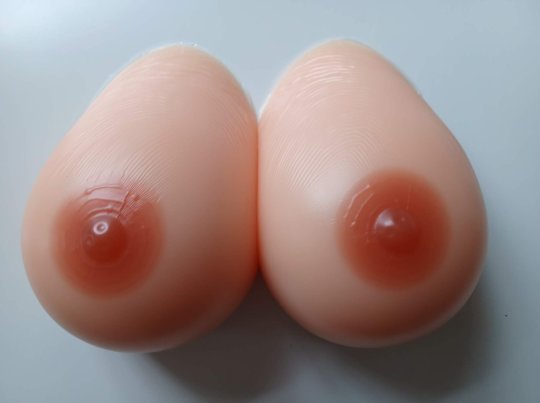 Brystproteser i ren silicone og dejlige bløde oval facon. 2400 gr. pr. par. Str. 90 I skål. Bestillingsvare 
