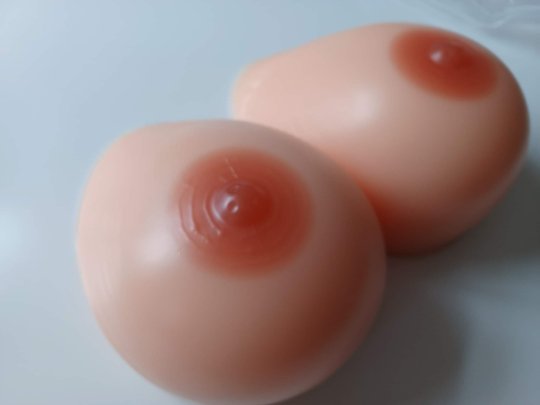 Brystproteser i ren silicone og dejlige bløde oval facon. 2400 gr. pr. par. Str. 90 I skål. Bestillingsvare 