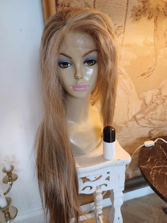 Paryk med lacefront i blond der kan sættes op.