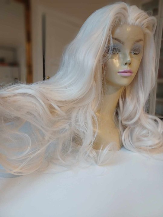 Paryk. Lang blond med lacefront og 60 cm lang. Let krøl. 