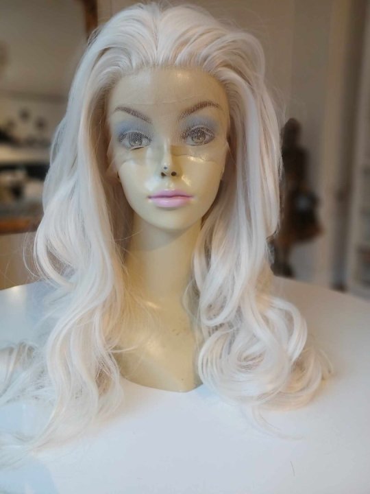 Paryk. Lang blond med lacefront og 60 cm lang. Let krøl. 