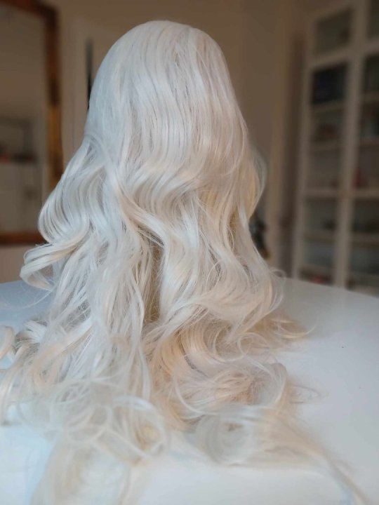 Paryk. Lang blond med lacefront og 60 cm lang. Let krøl. 