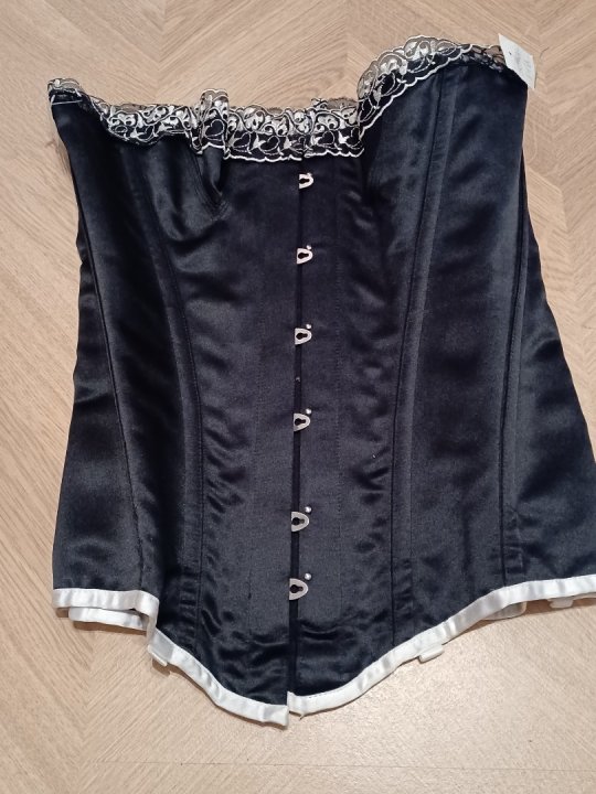 Corset i sort satin fra Vollers. Str.30