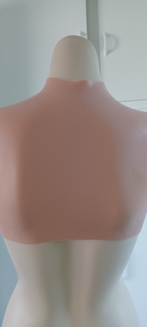 Torso.  Super flotte bryster i overkrop med siliconefyld.  Lav hals og som en top man tager på. Op til 125 cm. Bestillingsvare 