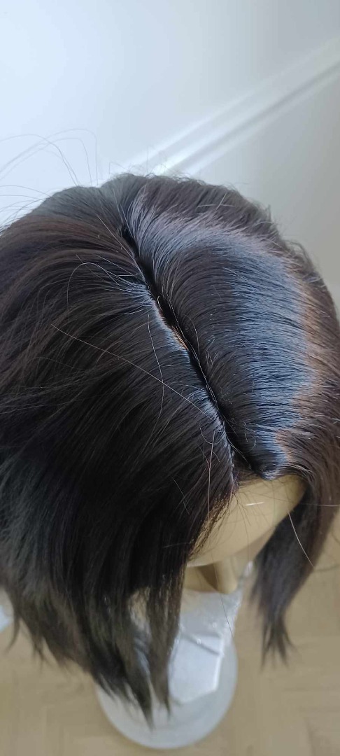 Paryk. Lang og flot med midterskilning i offsort med naturlig bund. Mix af ægte hår og syntetiske hår. Længde: 60 cm