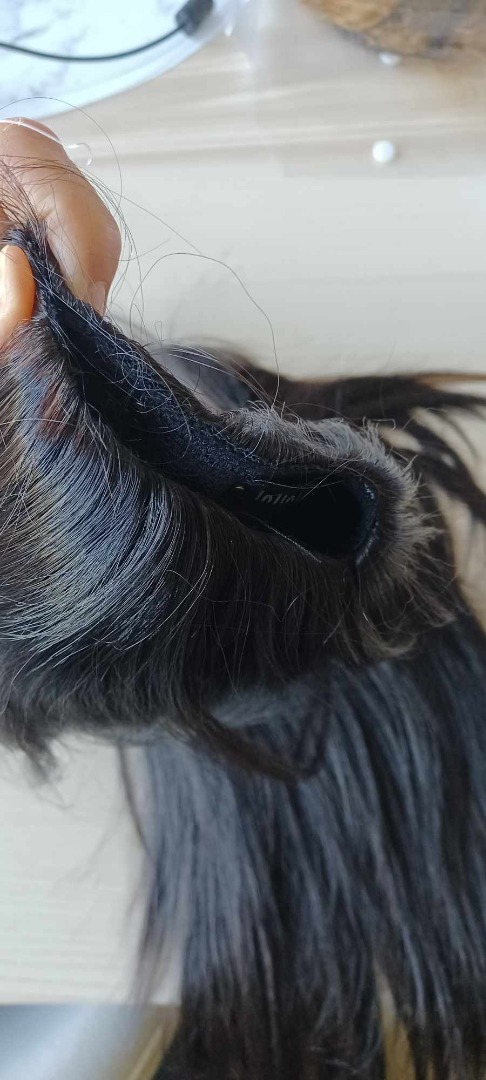 Paryk. Lang og flot med midterskilning i offsort med naturlig bund. Mix af ægte hår og syntetiske hår. Længde: 60 cm