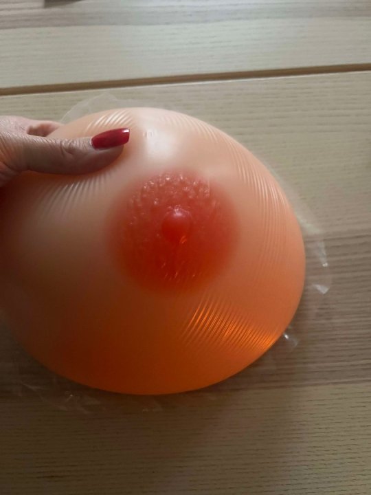 Brystprotese i trekantet fremstillet i ren silicone m ed vorte. Blød og lækker  model. Vægt: 2400 gr. pr.  par. Størrelse: 90 J bestillingsvare