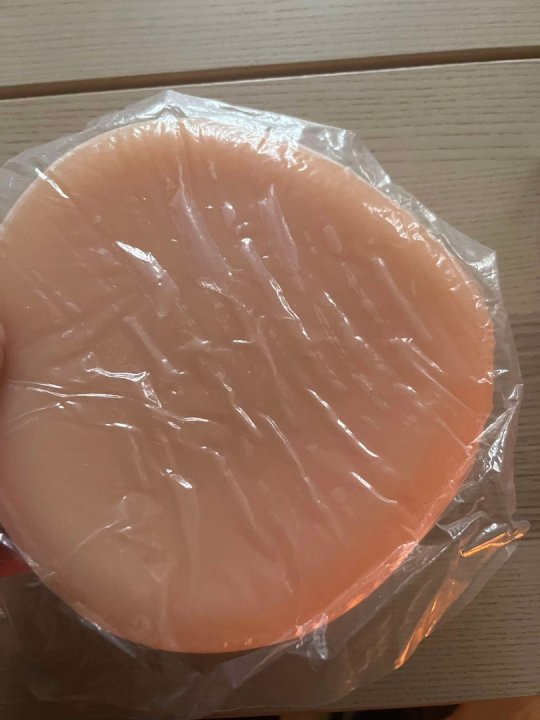 Brystprotese i trekantet fremstillet i ren silicone m ed vorte. Blød og lækker  model. Vægt: 2400 gr. pr.  par. Størrelse: 90 J bestillingsvare