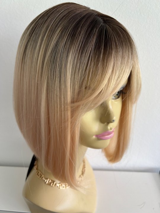 Paryk. Kort page med pandehår i blond ombremix. One size. Varmeresistent 