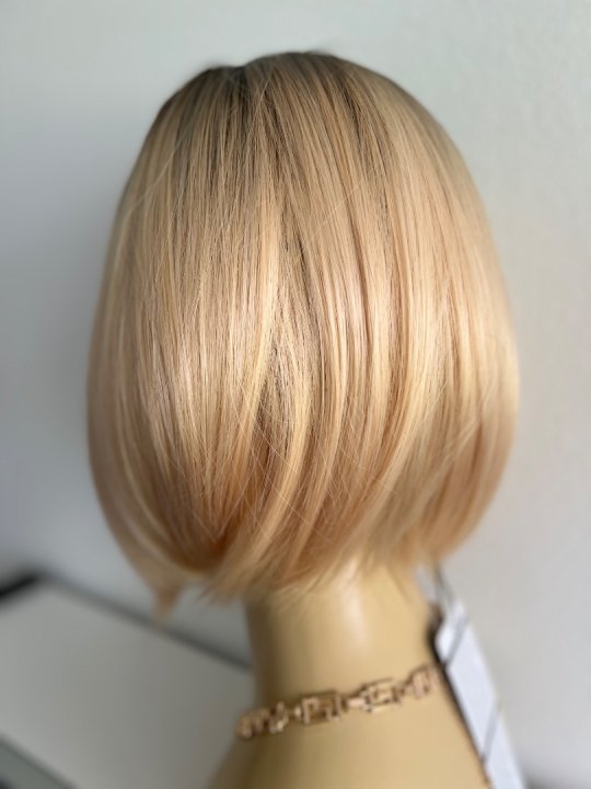 Paryk. Kort page med pandehår i blond ombremix. One size. Varmeresistent 