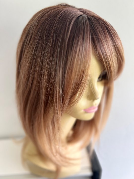 Paryk. Mellemlang  blond ombremix med pandehår. One size. Varmeresistent 