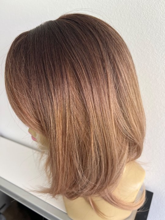 Paryk. Mellemlang  blond ombremix med pandehår. One size. Varmeresistent 
