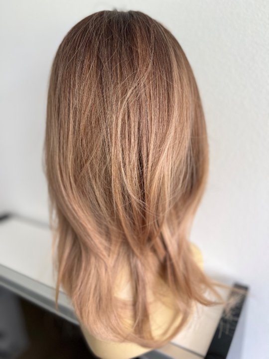 Paryk. Mellemlang  blond ombremix med pandehår. One size. Varmeresistent 