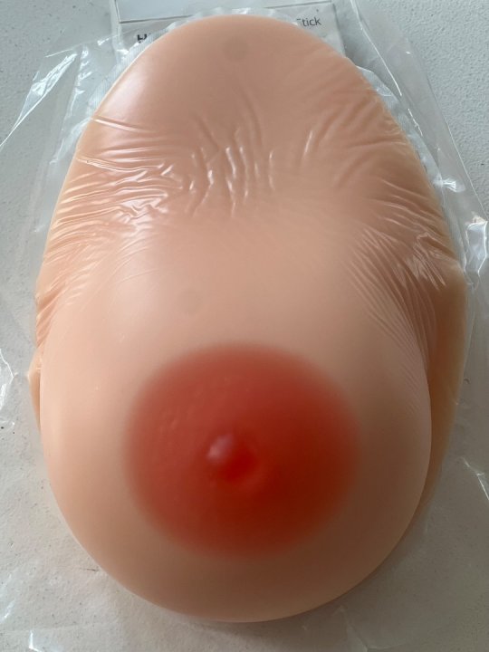 Brystproteser. Ovale der hænger med klæber bagpå i ren silicone og stor vorte. 1000 gram 90B/C