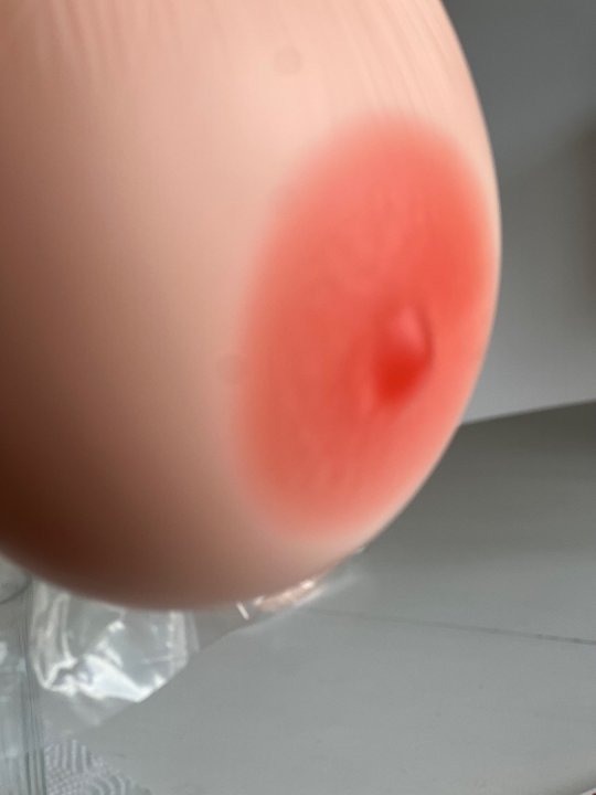 Brystproteser. Ovale der hænger med klæber bagpå i ren silicone og stor vorte. 1000 gram 90B/C