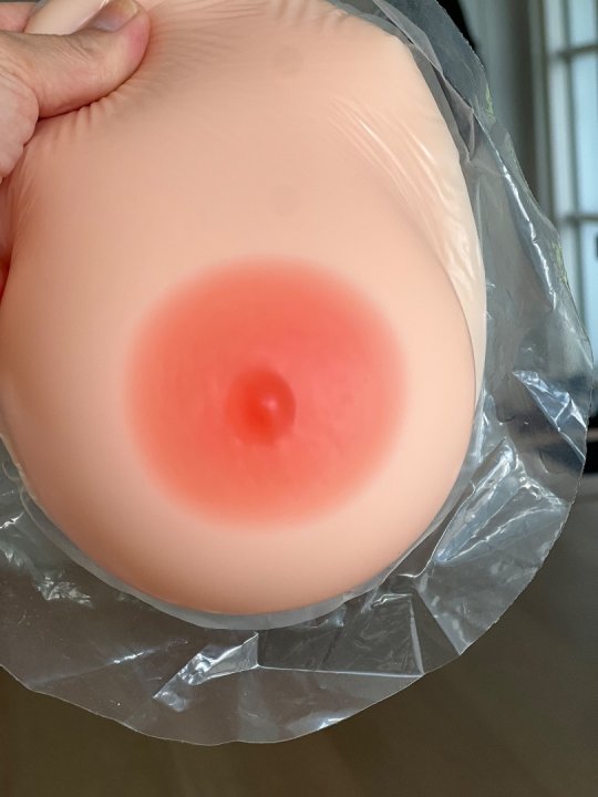 Brystproteser. Ovale der hænger med klæber bagpå i ren silicone og stor vorte. 1000 gram 90B/C
