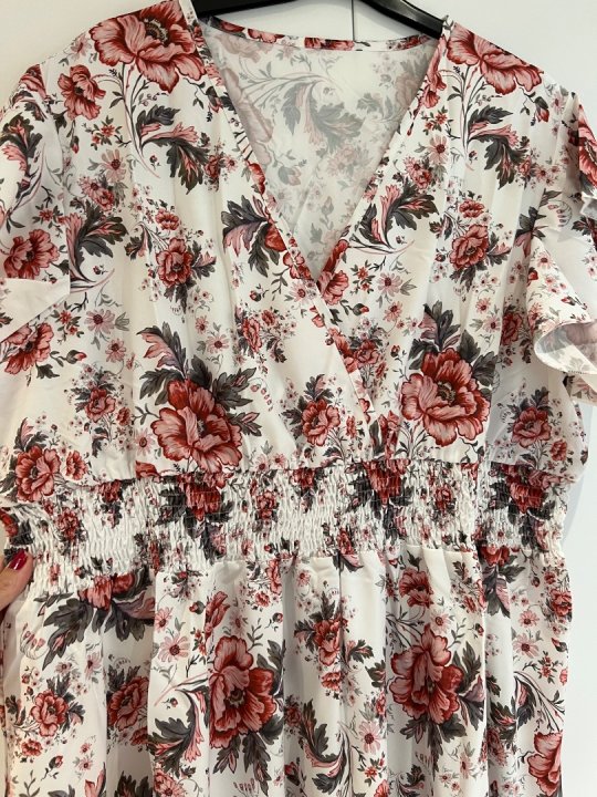 Kjole. Hvid kjole med fine blomster og elastik i taljen. XL