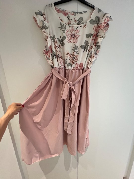 Kjole. Super sød med blomstret overdel og gammelrosa nederdel. XL