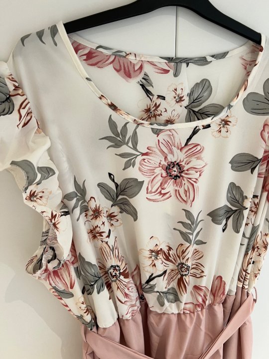 Kjole. Super sød med blomstret overdel og gammelrosa nederdel. XL