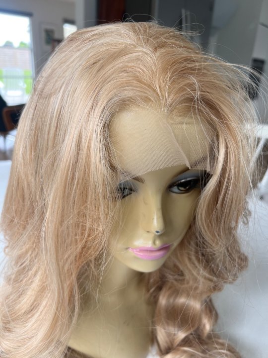 Paryk. I lang med flotte bløde blonde krøller. Lace front og Varmeresistent. 