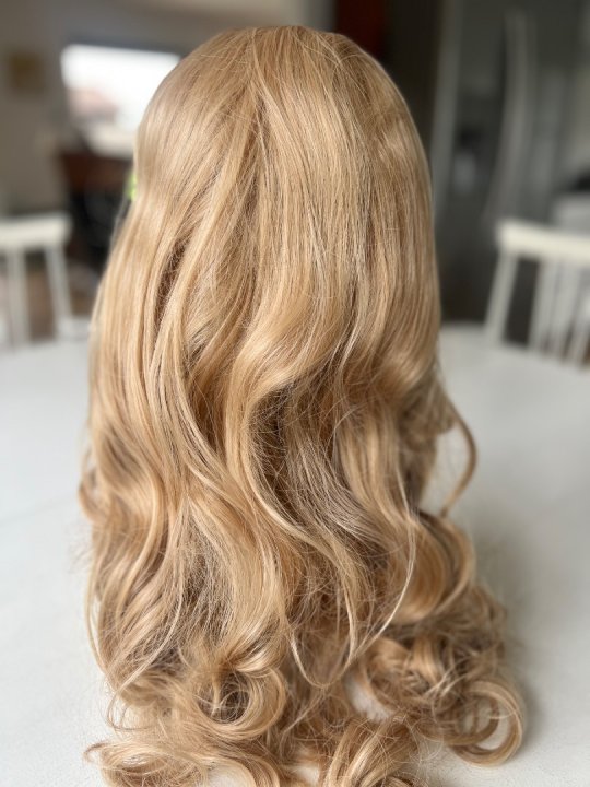 Paryk. I lang med flotte bløde blonde krøller. Lace front og Varmeresistent. 