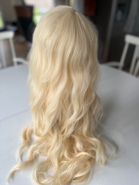 Paryk. Lang og flot i blond farve 613. Varmeresistent 
