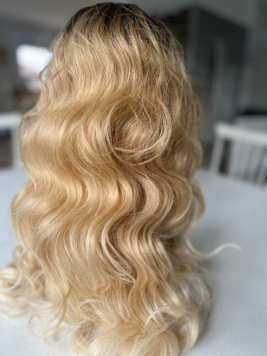Paryk. Blond ombremix lang og flot med krøl. One size Varmeresistent 