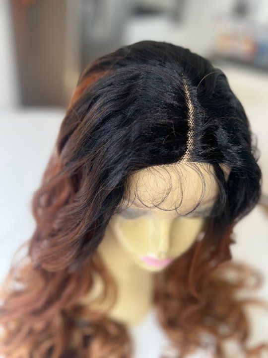 Paryk. Super lang og flot håndsyet i mix af ægte hår og syntetisk. Varmeresistent og lacefront