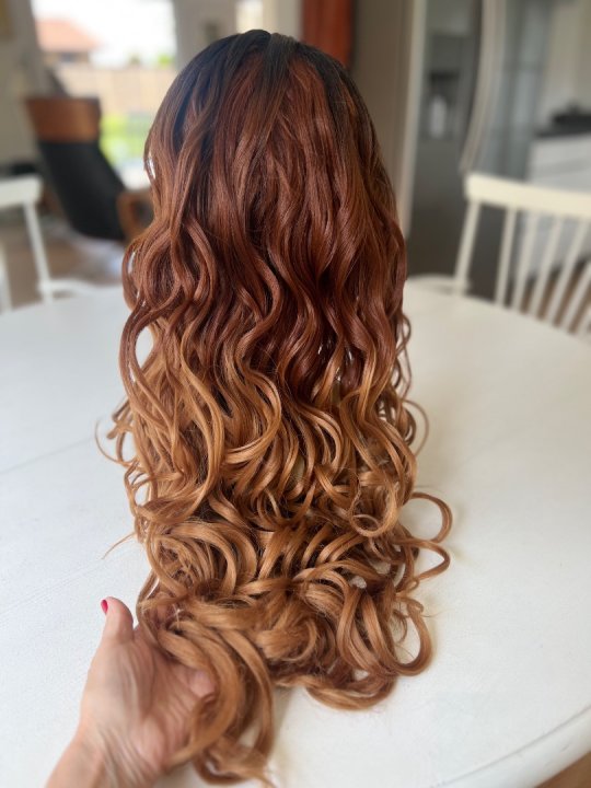 Paryk. Super lang og flot håndsyet i mix af ægte hår og syntetisk. Varmeresistent og lacefront