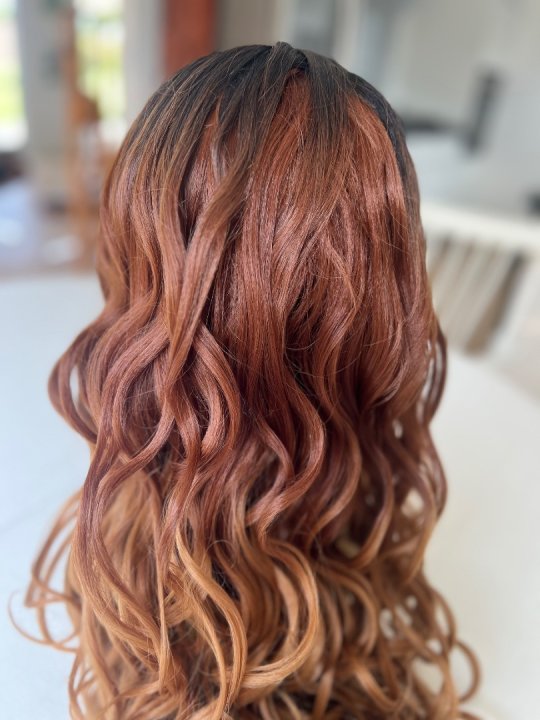 Paryk. Super lang og flot håndsyet i mix af ægte hår og syntetisk. Varmeresistent og lacefront